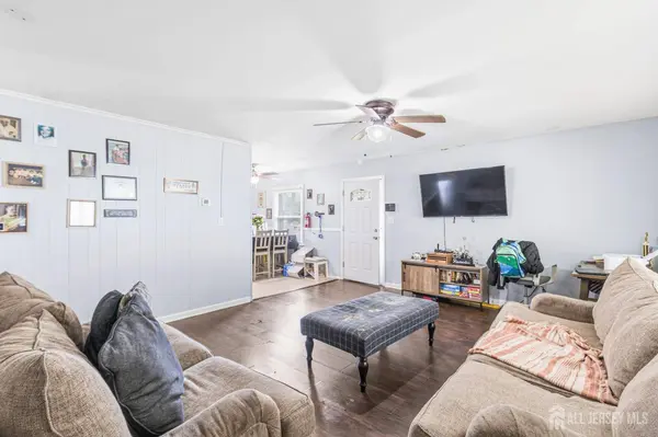 2 Budhollow LN, Willingboro, NJ 08046