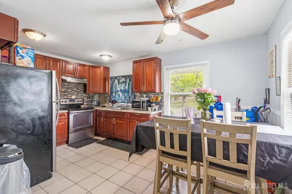 2 Budhollow LN, Willingboro, NJ 08046