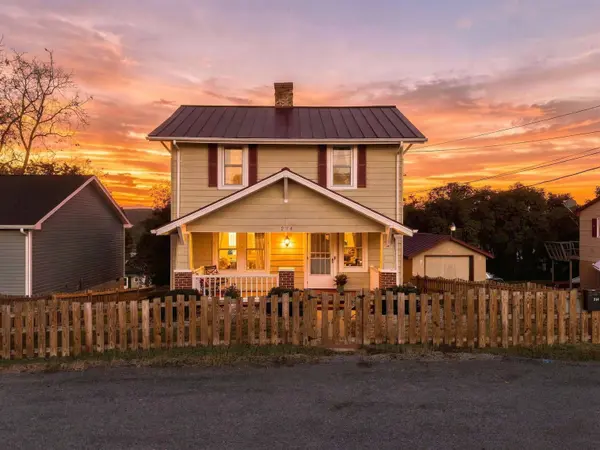 214 THOMPSON ST, Staunton, VA 24401