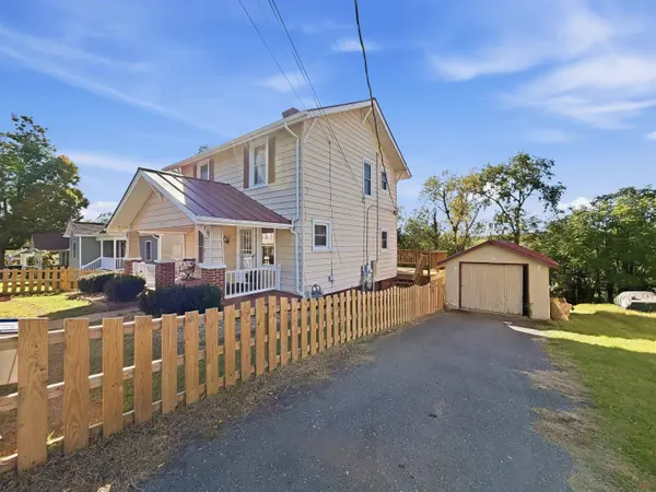 214 THOMPSON ST, Staunton, VA 24401