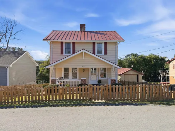 214 THOMPSON ST, Staunton, VA 24401