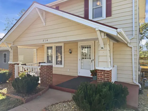 214 THOMPSON ST, Staunton, VA 24401
