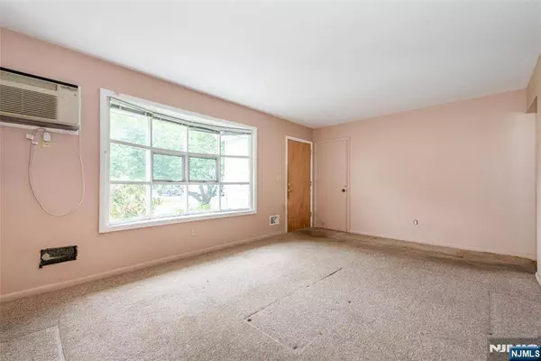 34 Emerson RD, Westwood, NJ 07675