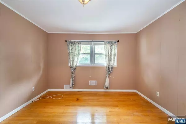 34 Emerson RD, Westwood, NJ 07675