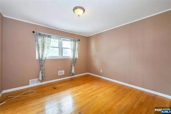 34 Emerson RD, Westwood, NJ 07675