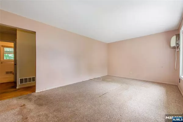 34 Emerson RD, Westwood, NJ 07675