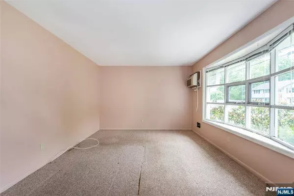 34 Emerson RD, Westwood, NJ 07675