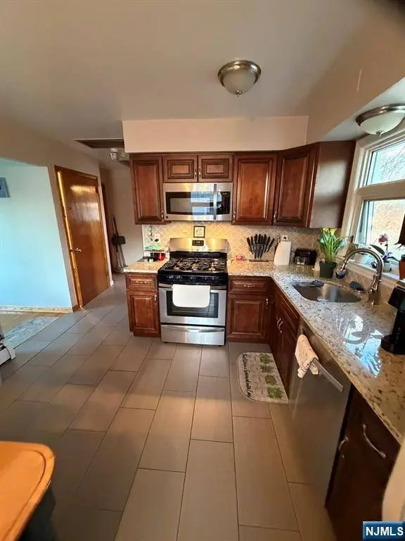 106 Rochelle Pkwy #2, Saddle Brook, NJ 07663