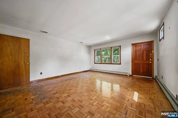 304 Gilbert AVE, Elmwood Park, NJ 07407