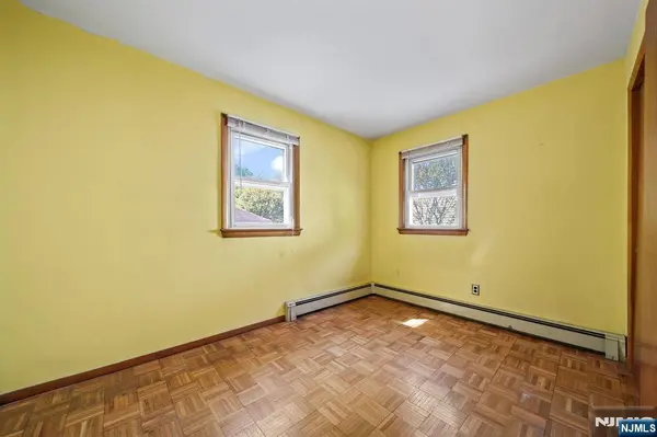 304 Gilbert AVE, Elmwood Park, NJ 07407