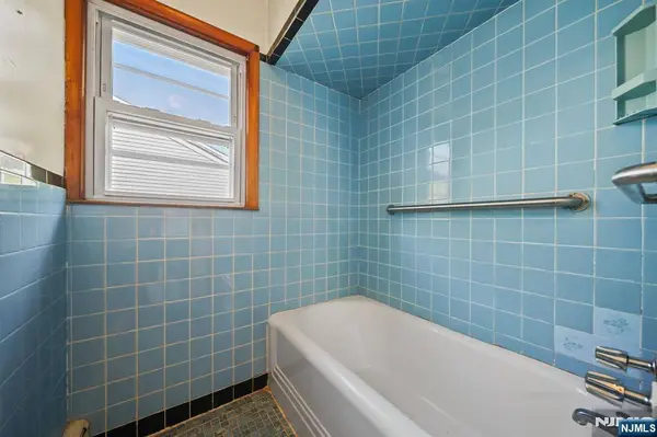 304 Gilbert AVE, Elmwood Park, NJ 07407