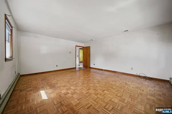 304 Gilbert AVE, Elmwood Park, NJ 07407