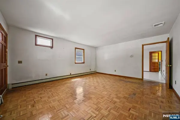304 Gilbert AVE, Elmwood Park, NJ 07407