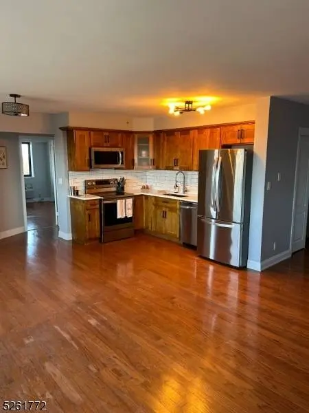 60 Parkway Dr #12J, East Orange City, NJ 07017