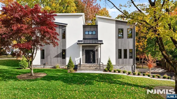 7 Sloping Hill LN