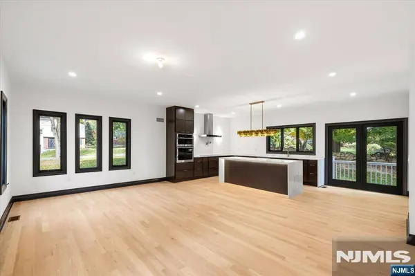 7 Sloping Hill LN, Montvale, NJ 07645