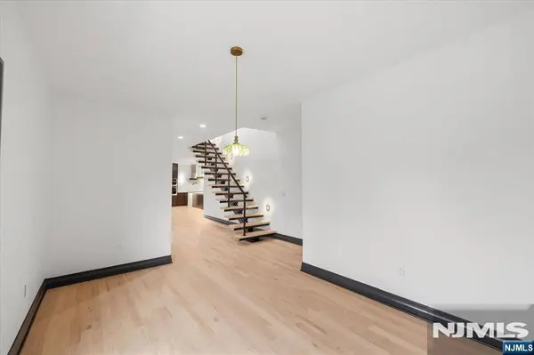 7 Sloping Hill LN, Montvale, NJ 07645