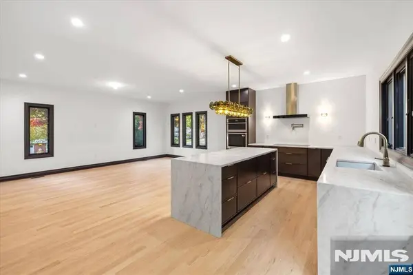 7 Sloping Hill LN, Montvale, NJ 07645