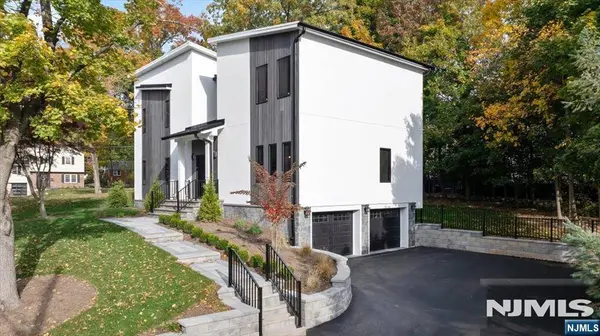 7 Sloping Hill LN, Montvale, NJ 07645