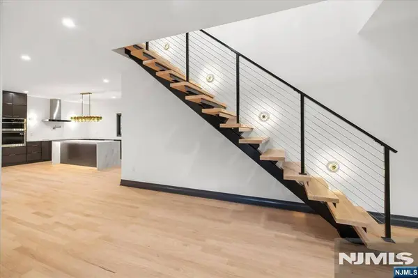 7 Sloping Hill LN, Montvale, NJ 07645