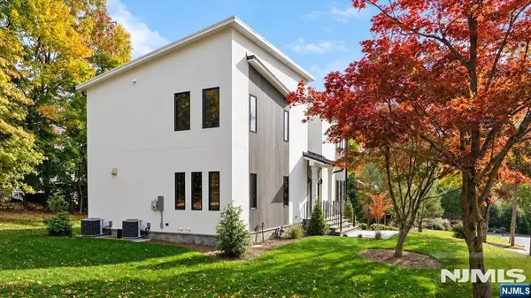 7 Sloping Hill LN, Montvale, NJ 07645