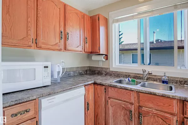 4010 18 AV NW, Edmonton, AB T6L 3M4