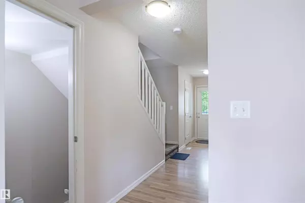 7727 8 AV SW SW, Edmonton, AB T6X 0A3