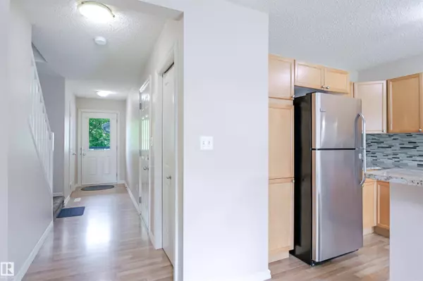 7727 8 AV SW SW, Edmonton, AB T6X 0A3