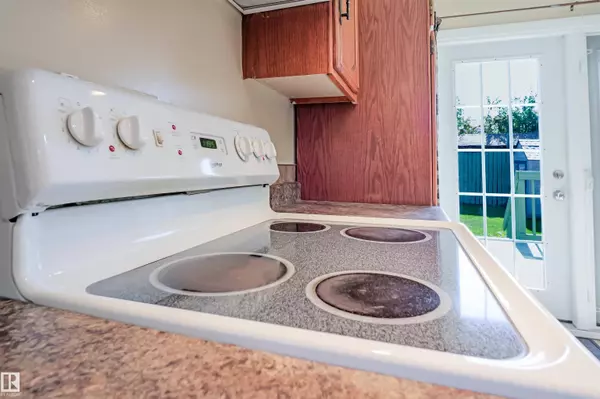 4010 18 AV NW, Edmonton, AB T6L 3M4