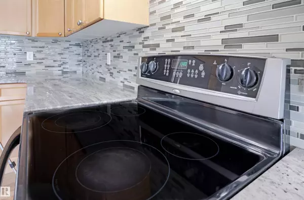 7727 8 AV SW SW, Edmonton, AB T6X 0A3