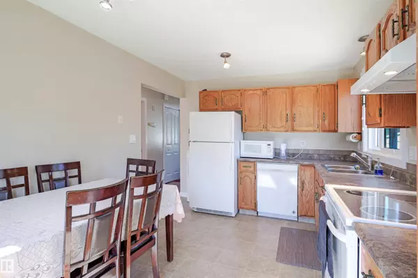 4010 18 AV NW, Edmonton, AB T6L 3M4