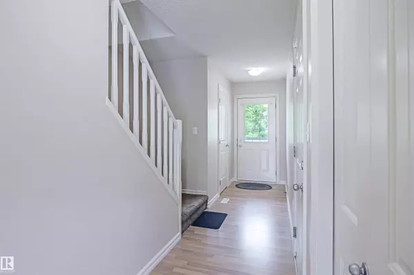 7727 8 AV SW SW, Edmonton, AB T6X 0A3