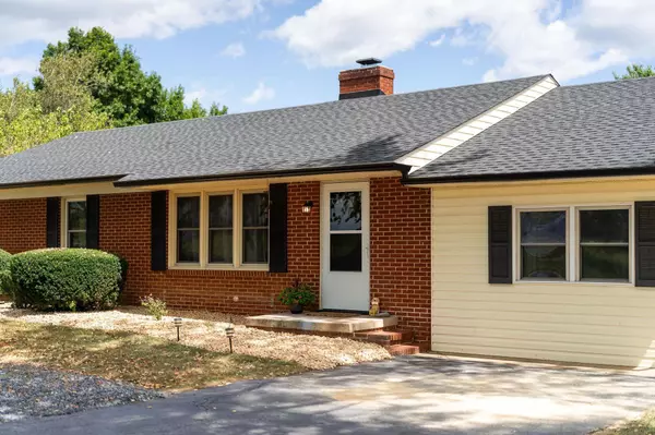 1064 LADD RD, Waynesboro, VA 22980