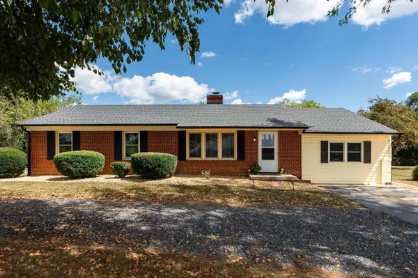 1064 LADD RD, Waynesboro, VA 22980