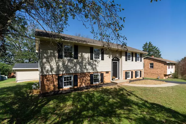 423 WOODLAND CIR, Waynesboro, VA 24401