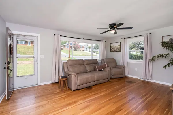 372 FRONTIER DR, Staunton, VA 24401