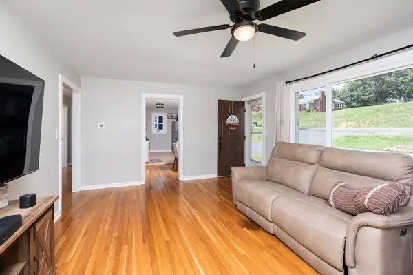 372 FRONTIER DR, Staunton, VA 24401