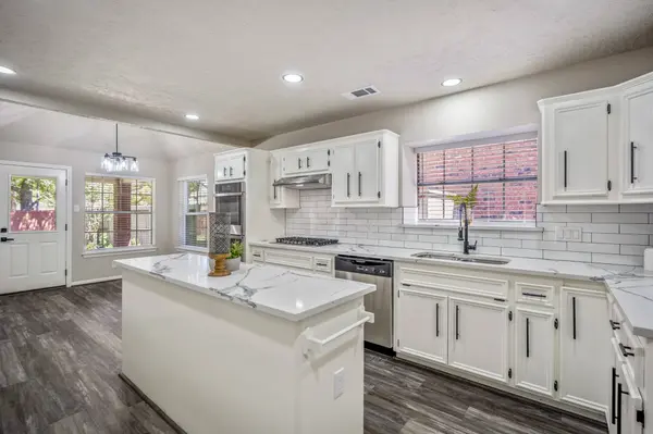 1406 Briarbend DR, Sugar Land, TX 77479