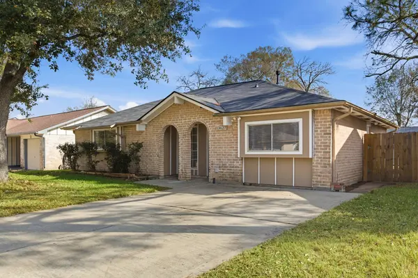 13627 Greenway DR, Sugar Land, TX 77498