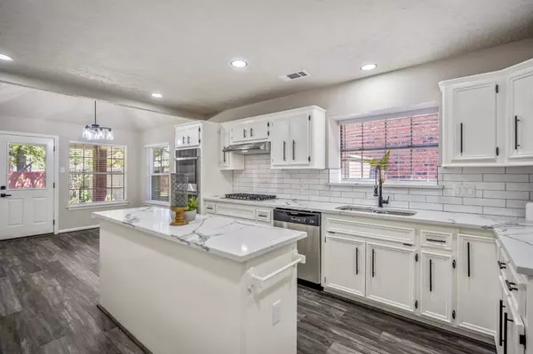 1406 Briarbend DR, Sugar Land, TX 77479