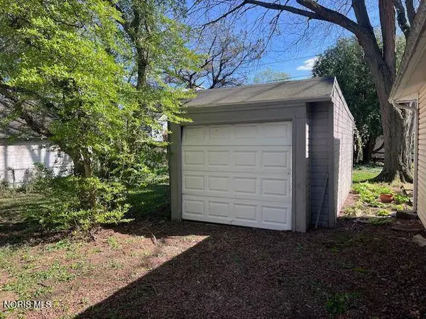 2555 Oak Grove PL, Toledo, OH 43613