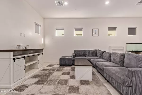 279 E ASTER Drive, Chandler, AZ 85286