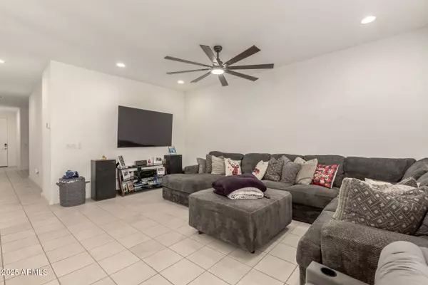 17357 W RUNNING DEER Trail, Surprise, AZ 85387