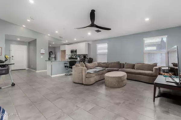 6323 S 34TH Drive, Phoenix, AZ 85041