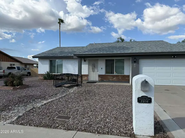 2916 W MEADOW Drive