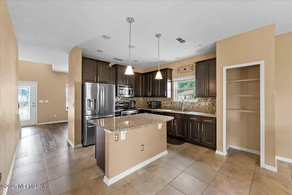 15914 BAINEBRIDGE DR, Jacksonville, FL 32218