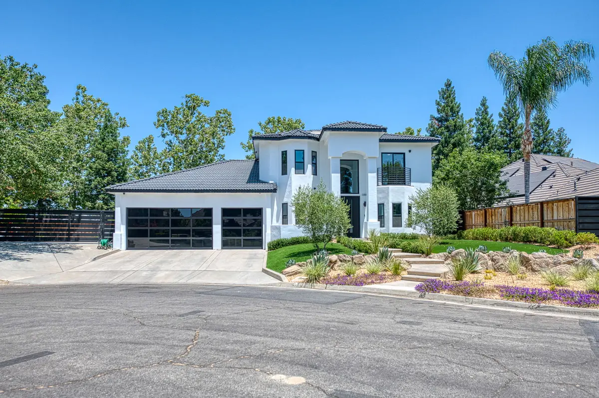 1292 E Valley Forge Dr, Fresno, CA 93720-1418