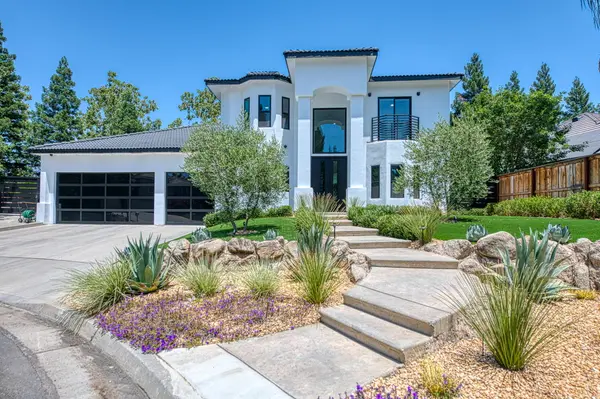 1292 E Valley Forge Dr, Fresno, CA 93720-1418
