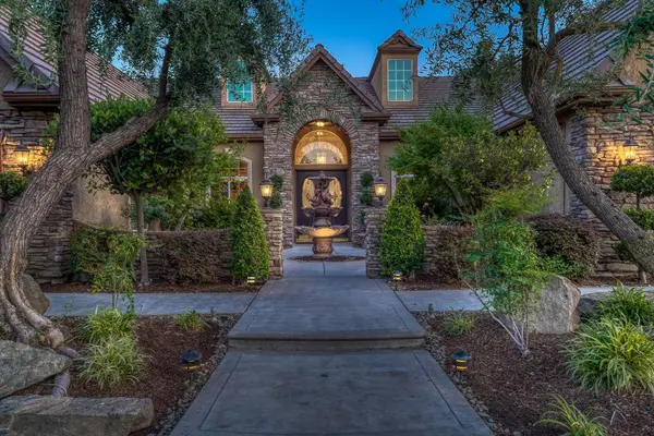 1223 E Rosemont LN, Fresno, CA 93730