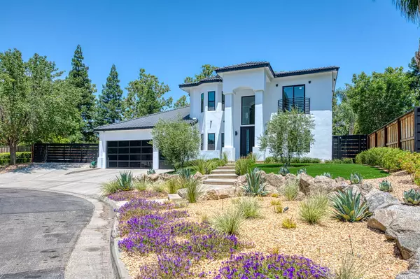 1292 E Valley Forge Dr, Fresno, CA 93720-1418